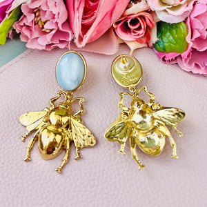 Hellblauer Ohrstecker mit goldener Hummel von AmuseToi