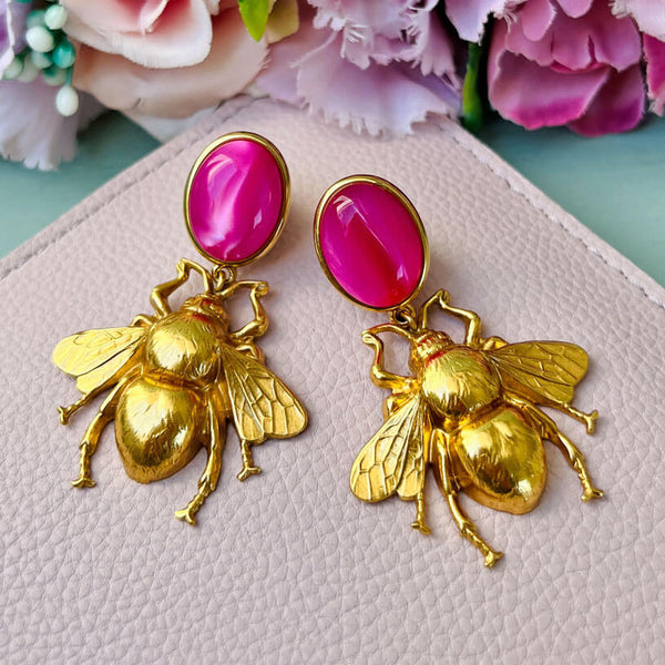 Pinke Ohrstecker mit vergoldeter Hummel von AmuseToi