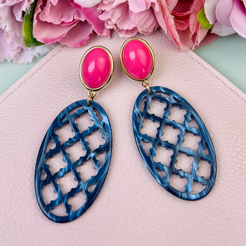 Vergoldete Ohrstecker in leuchtendem Pink mit schönem dunkelblauen Oval im Marrakesch-Stil von AmuseToi