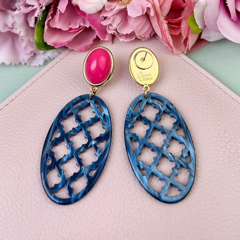 Vergoldete Ohrstecker in leuchtendem Pink mit schönem dunkelblauen Oval im Marrakesch-Stil von AmuseToi