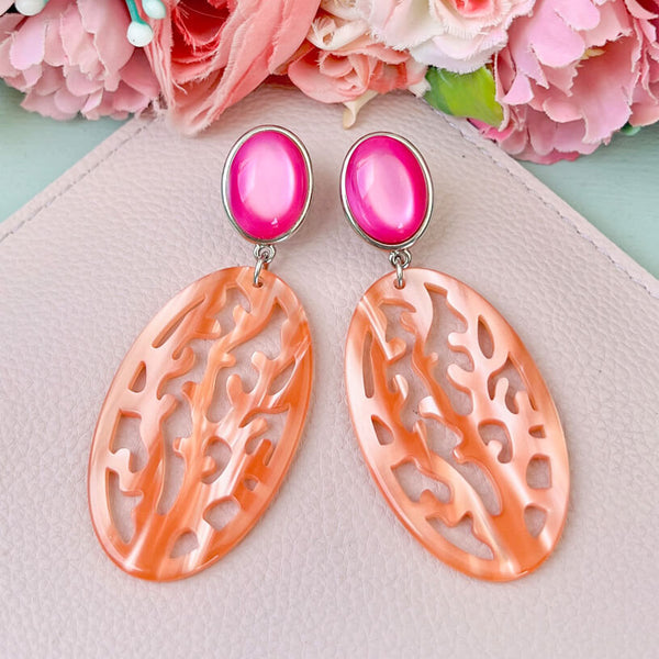 Silberfarbene Ohrstecker in Pink mit Ornament in Korallenoptik von AmuseToi