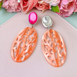 Silberfarbene Ohrstecker in Pink mit Ornament in Korallenoptik von AmuseToi