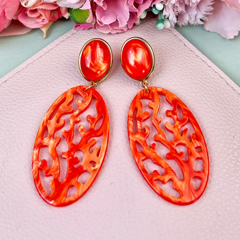 Orange Ohrstecker mit orangefarbenem Ornament in Korallenoptik