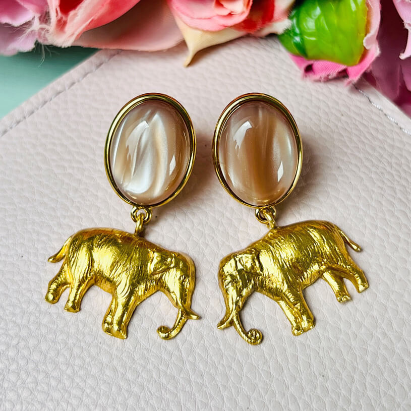 Ohrstecker in Beige mit vergoldetem Elefant