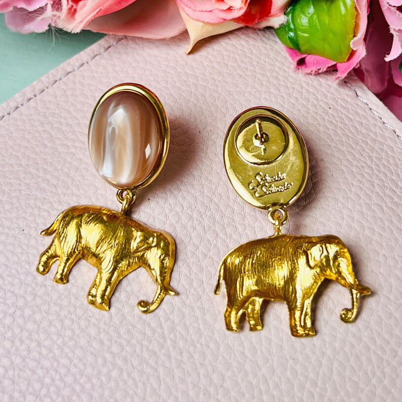Ohrstecker in Beige mit vergoldetem Elefant