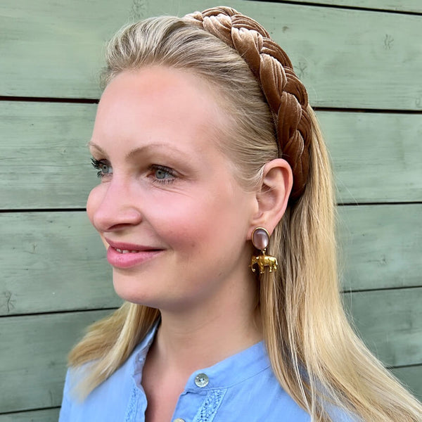 Ohrstecker in Beige mit vergoldetem Elefant