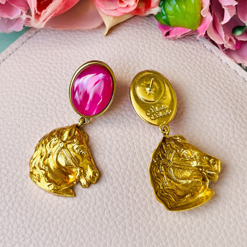 Pferde Ohrringe mit pinkfarbenem Oval