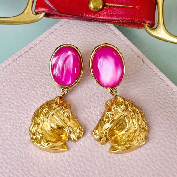 Pferde Ohrringe mit pinkfarbenem Oval