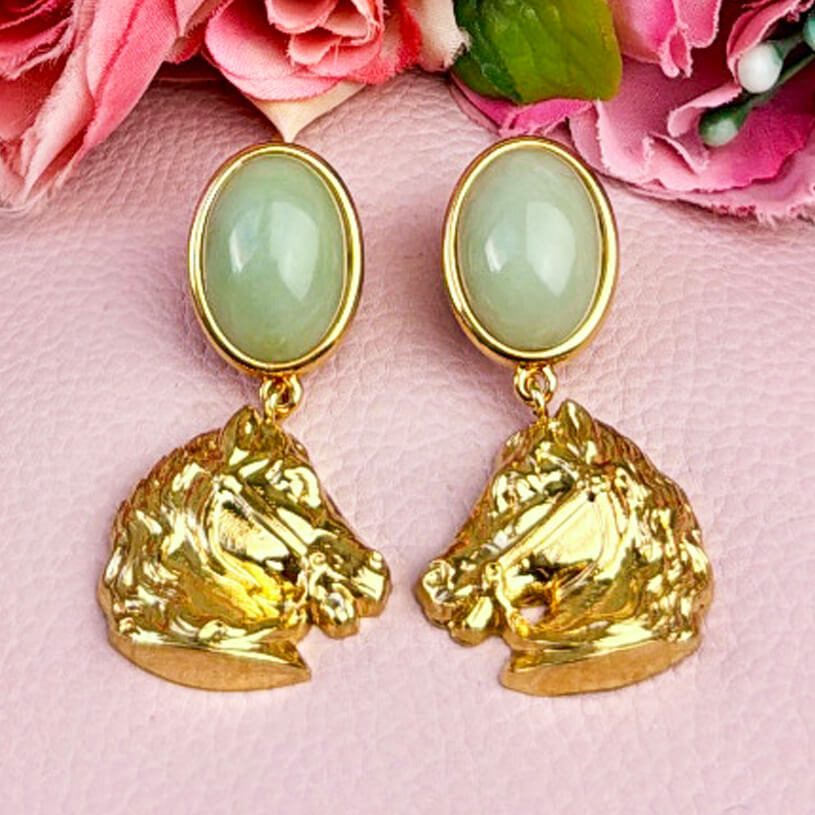 Pferde Ohrringe mit jadefarbenem Oval