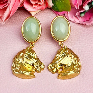 Pferde Ohrringe mit jadefarbenem Oval