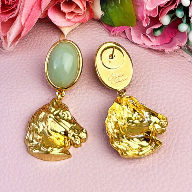 Pferde Ohrringe mit jadefarbenem Oval