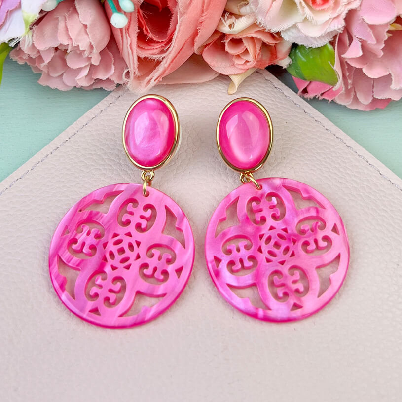 Pinke Ohrringe Papadopoli mit rundem Ornament von AmuseToi