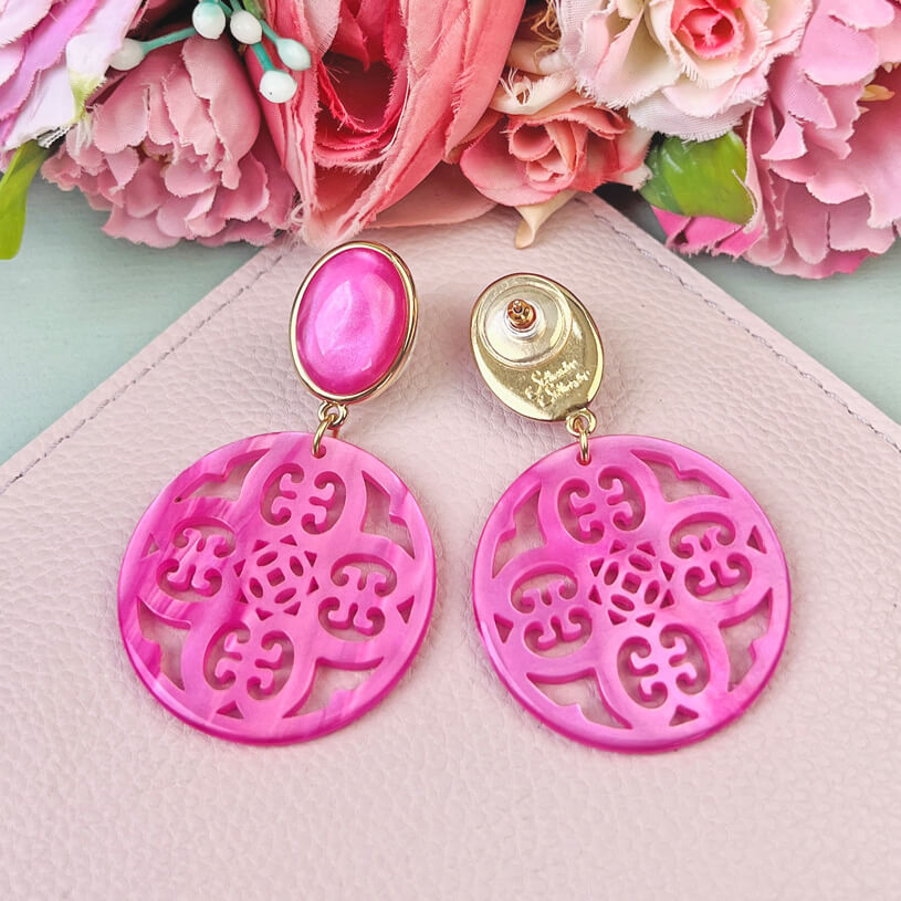 Pinke Ohrringe Papadopoli mit rundem Ornament von AmuseToi