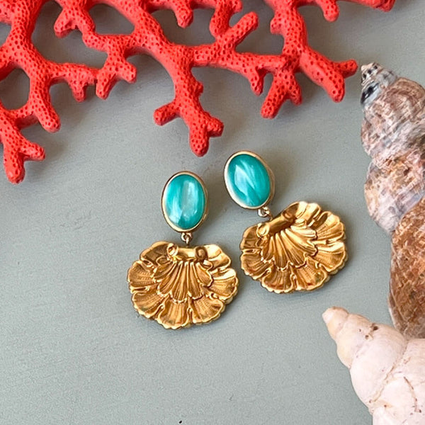 Vergoldete Ohrstecker in Türkis mit vergoldetem Muschelornament von AmuseToi