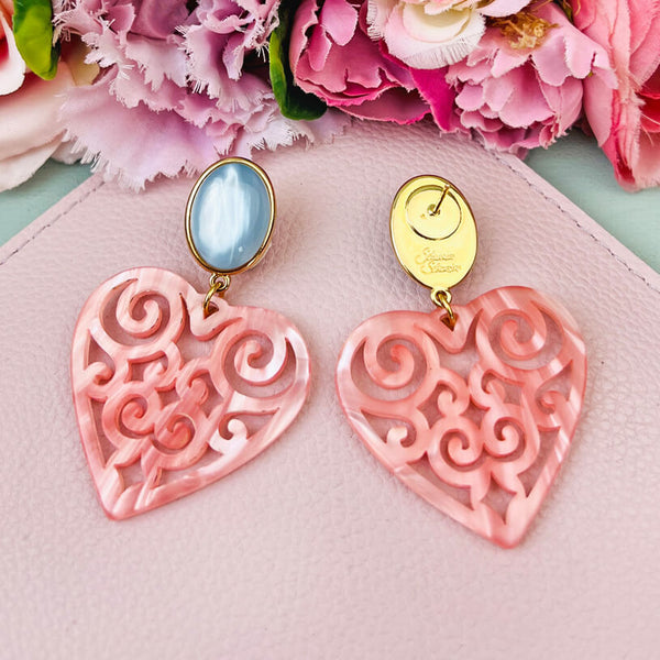 Schöne Herz-Ohrringe mit hellblauen Ohrsteckern und Herz-Ornamenten in Rosa von AmuseToi