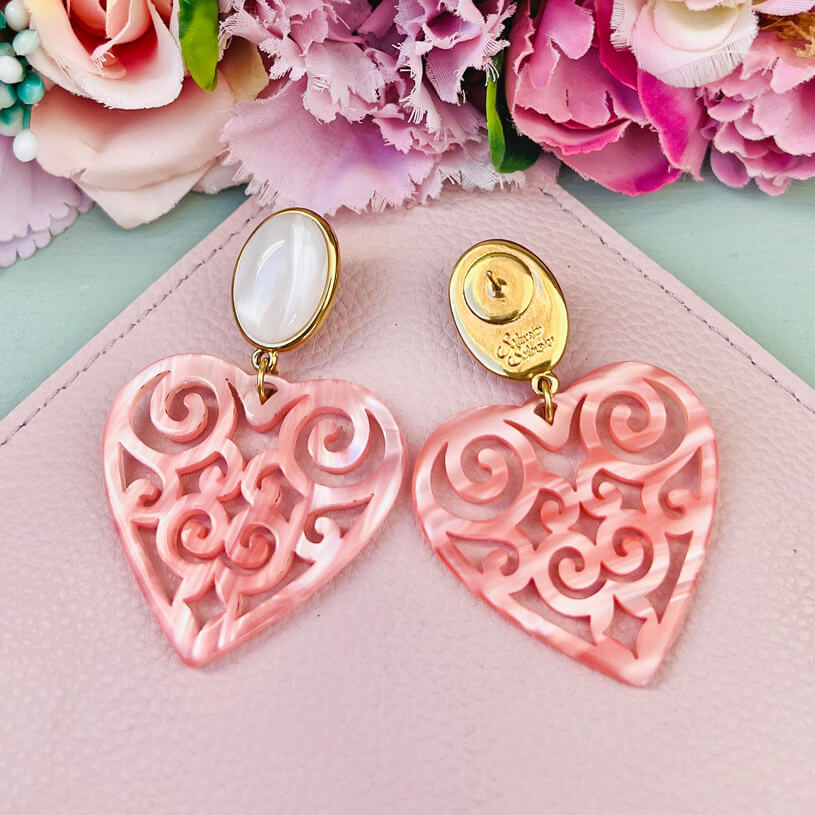 Schöne Herz-Ohrringe mit perlmuttfarbenen Ohrsteckern und Herz-Ornamenten in Rosa von AmuseToi