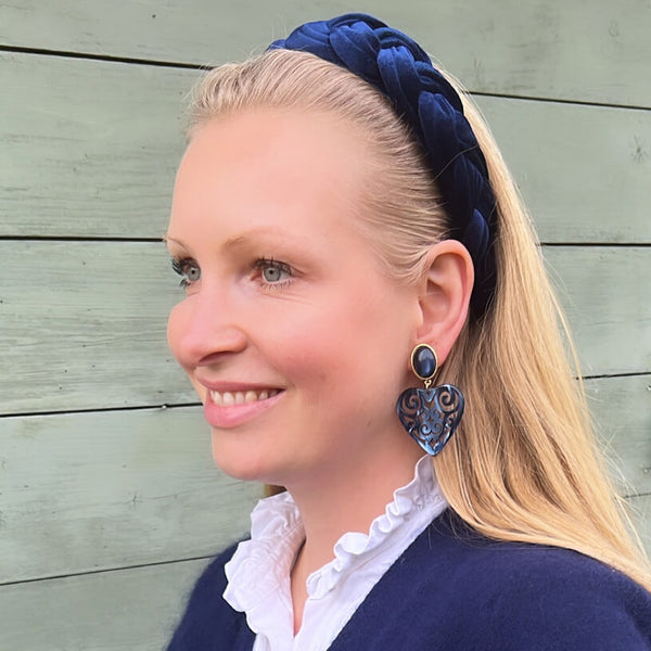 Schöne Herz-Ohrringe mit dunkelblauen Ohrsteckern und schimmernden Herz-Ornamenten von AmuseToi