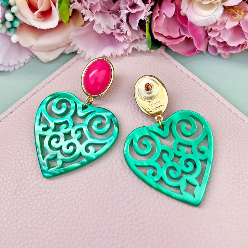 Schöne Herz-Ohrringe mit pinken Ohrsteckern und dunkelgrünen Herz-Ornamenten von AmuseToi