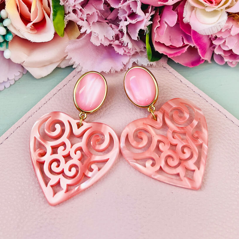 Schöne Ohrringe in schimmerndem Rosa mit Herz-Ornamenten von AmuseToi