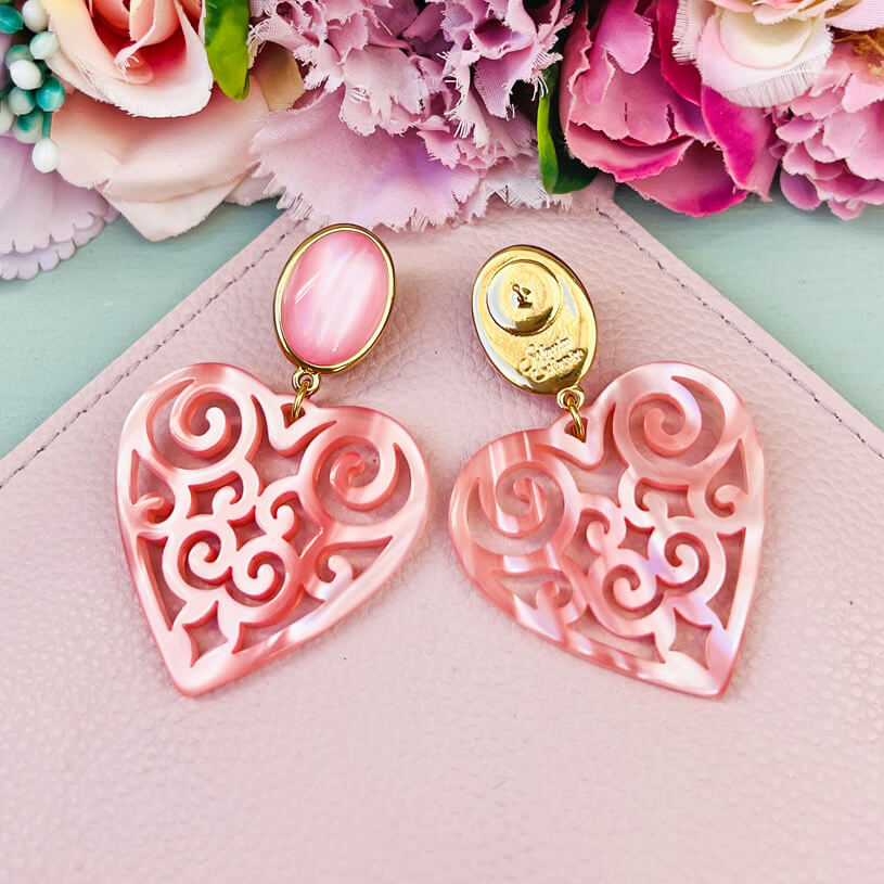 Schöne Ohrringe in schimmerndem Rosa mit Herz-Ornamenten von AmuseToi