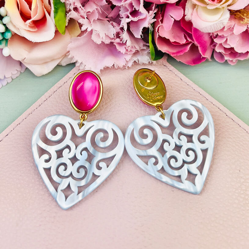 Schöne Herz-Ohrringe mit pinken Ohrsteckern und Herz-Ornamenten in Hellblau