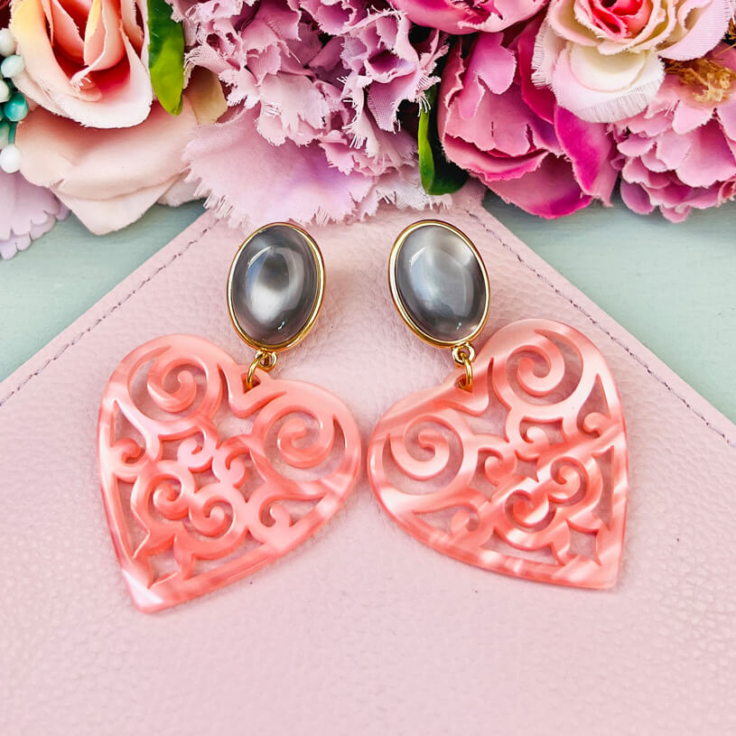 Schöne Herz-Ohrringe mit grauen Ohrsteckern und Herz-Ornamenten in Rosa