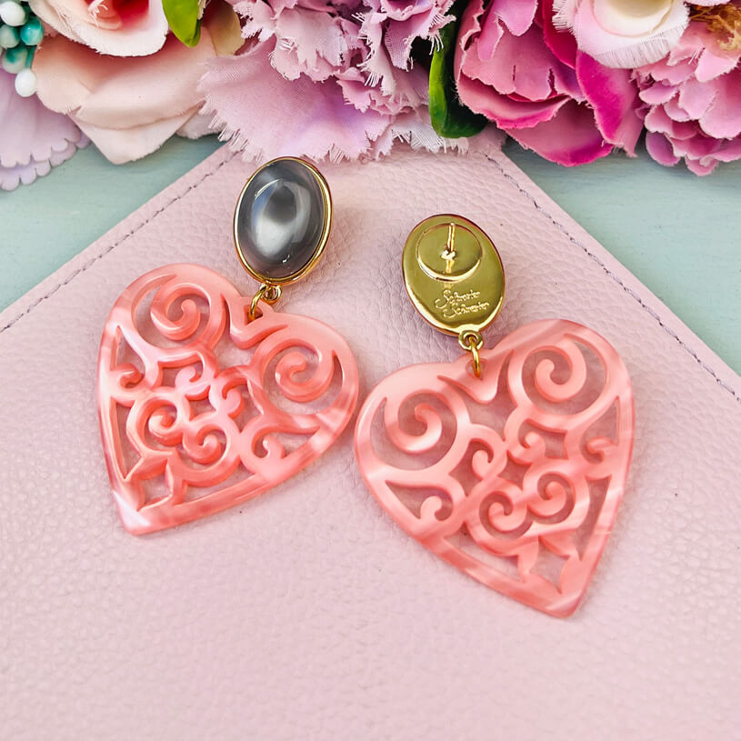 Schöne Herz-Ohrringe mit grauen Ohrsteckern und Herz-Ornamenten in Rosa