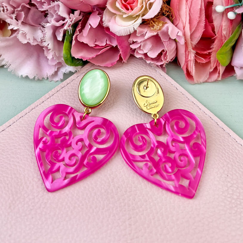 Schöne Herz-Ohrringe mit hellgrünem Ohrsteckern und Herz-Ornamenten in Pink