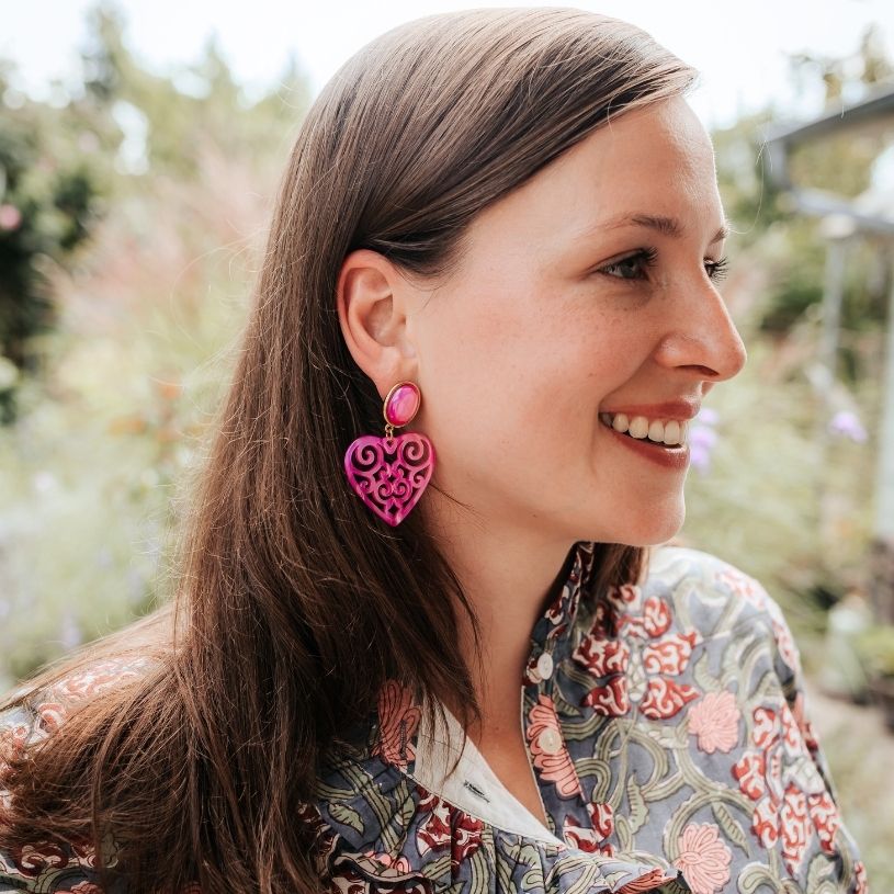 Schöne Herz-Ohrringe als Ohrstecker mit Herz-Ornamenten in Pink von AmuseToi
