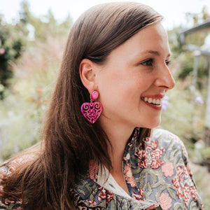 Schöne Herz-Ohrringe als Ohrstecker mit Herz-Ornamenten in Pink von AmuseToi
