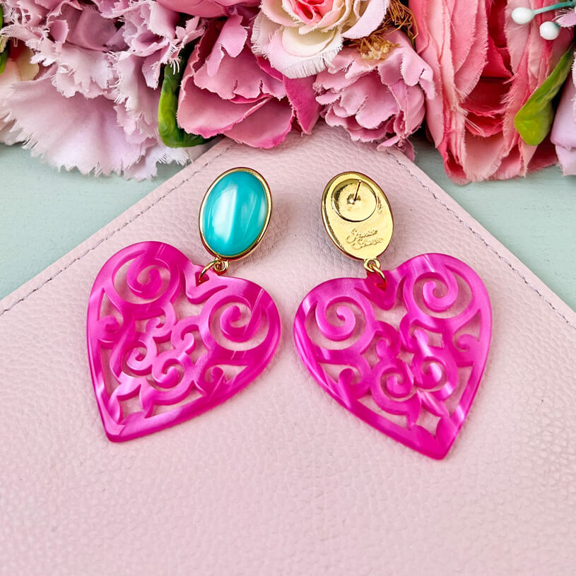 Schöne Herz-Ohrringe mit türkisfarbenen Ohrsteckern und Herz-Ornamenten in Pink