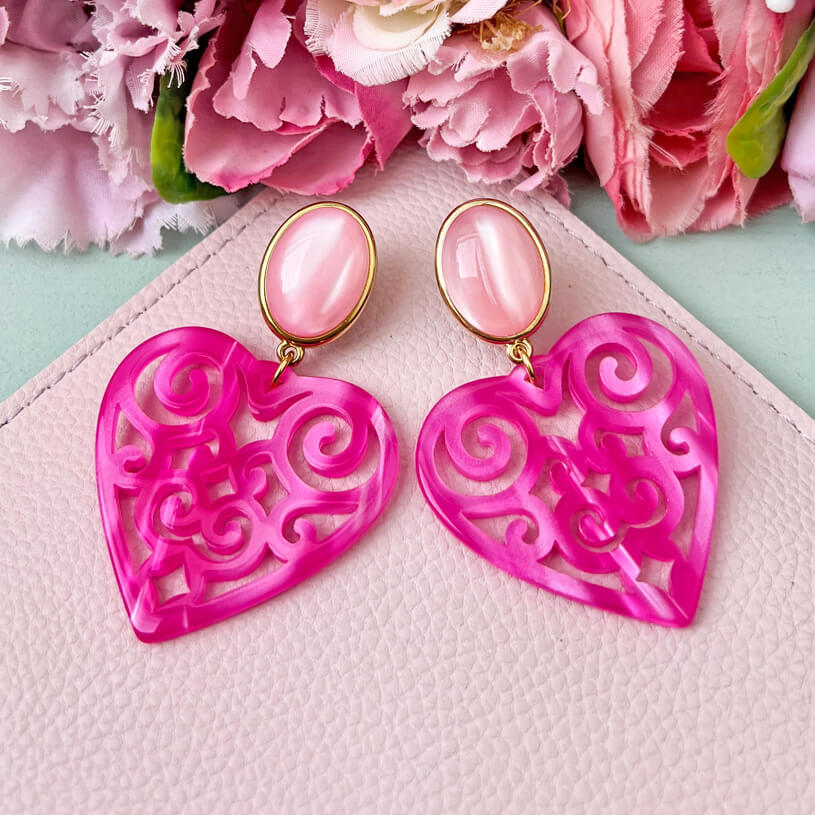 Schöne Herz-Ohrringe mit rosafarbenen Ohrsteckern und Herz-Ornamenten in Pink