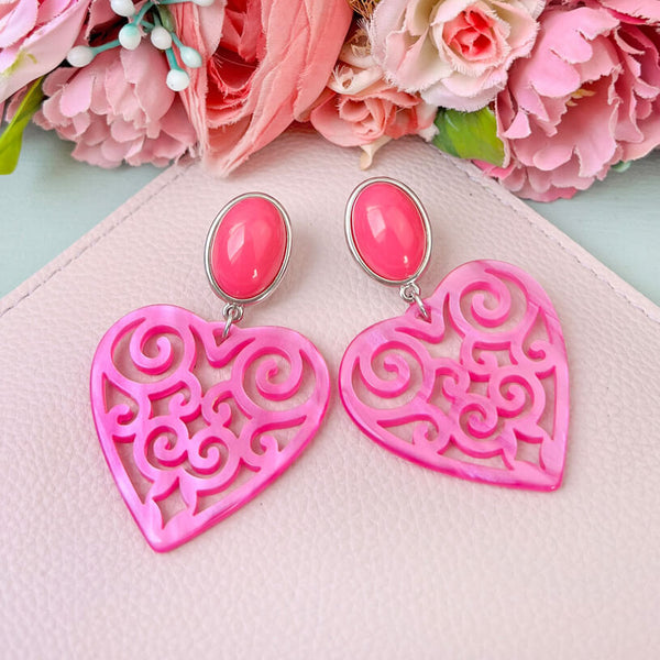 Schöne silberfarbene Herz-Ohrringe mit Herz-Ornamenten in Pink