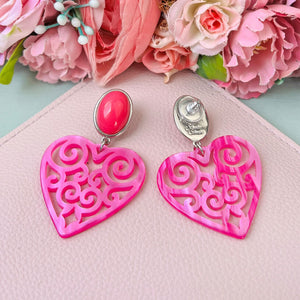 Schöne silberfarbene Herz-Ohrringe mit Herz-Ornamenten in Pink