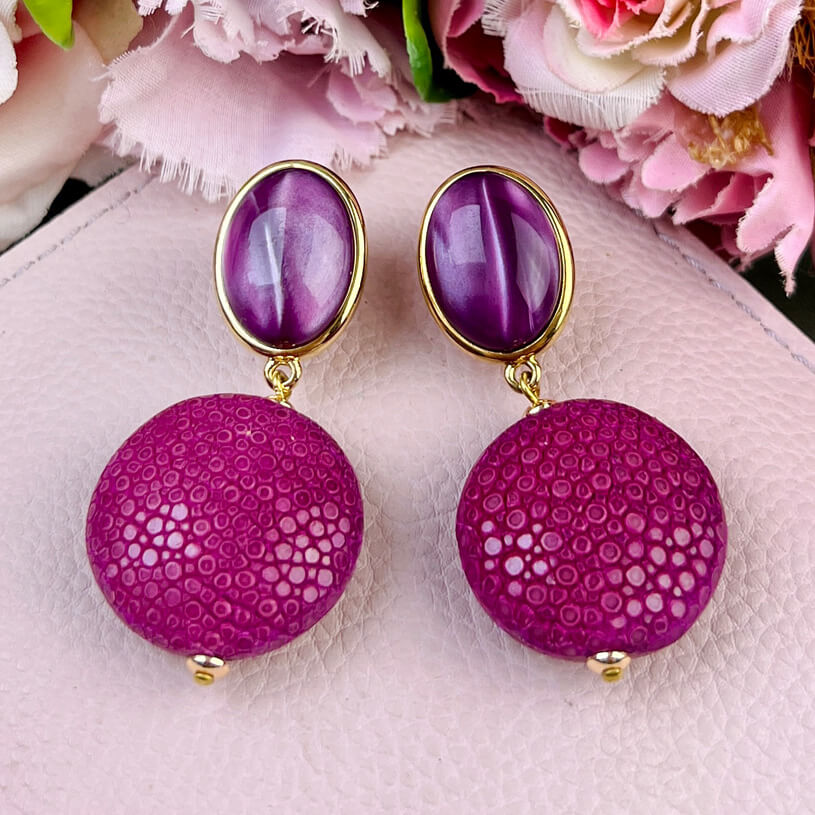 Violette Ohrringe mit magentafarbenem Anhänger in Rochenhautoptik