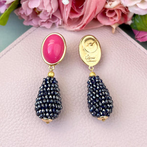 Pinkfarbene Ohrstecker mit glitzerndem dunkelblauen Tropfen von AmuseToi