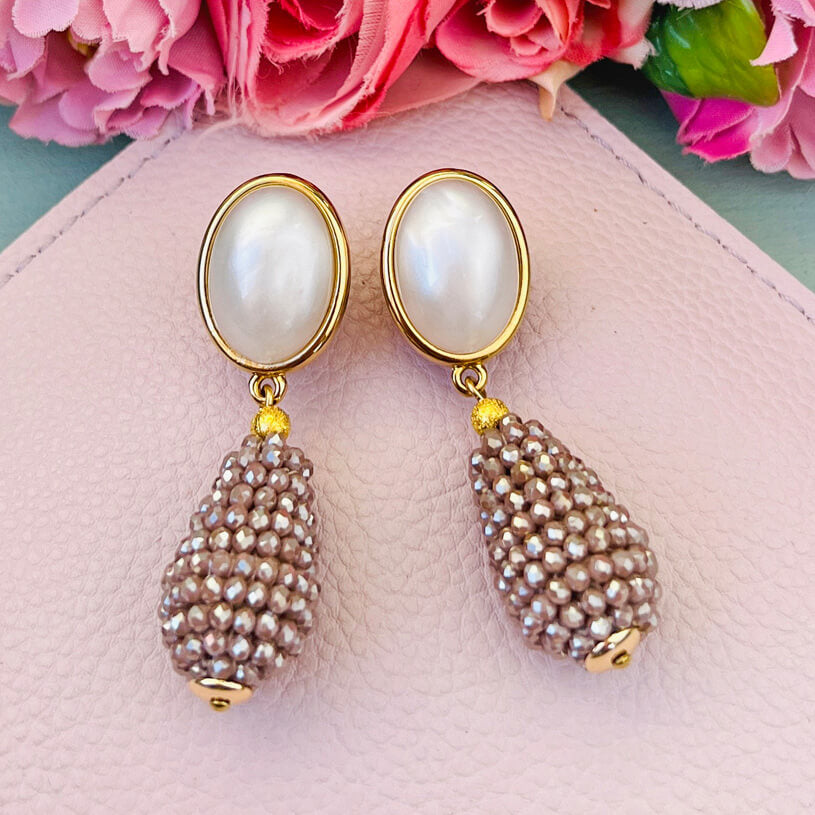 Set aus Glitzertropfen-Ohrsteckern in Champagner und Samt-Haarreif in Beige