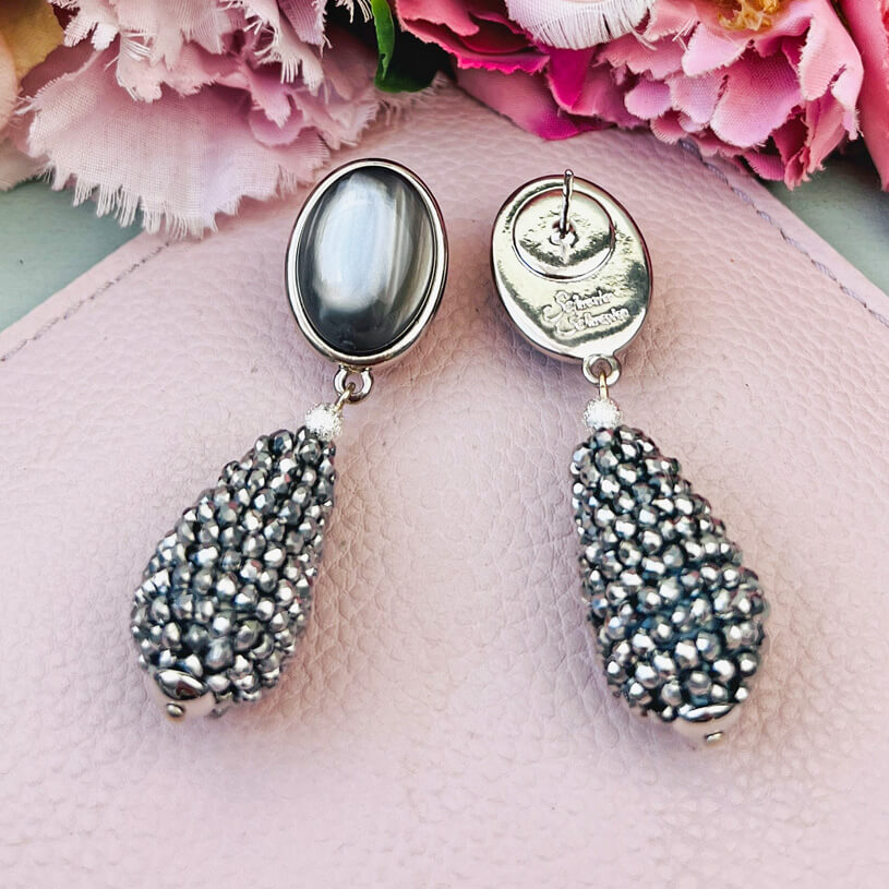 Graue Ohrstecker in Silber mit Glitzer-Tropfen