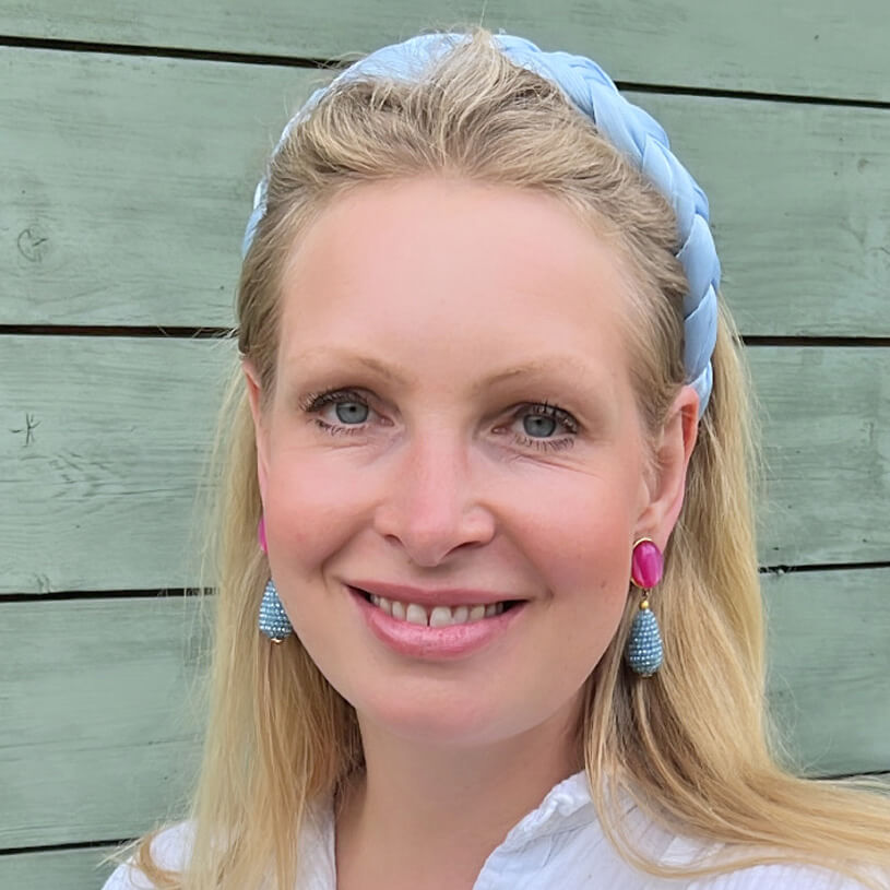 Pinke Ohrringe mit glitzerndem hellblauen Tropfen von AmuseToi