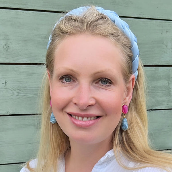 Pinke Ohrringe mit glitzerndem hellblauen Tropfen von AmuseToi