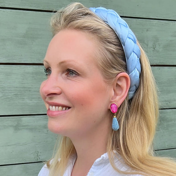 Pinke Ohrringe mit glitzerndem hellblauen Tropfen von AmuseToi