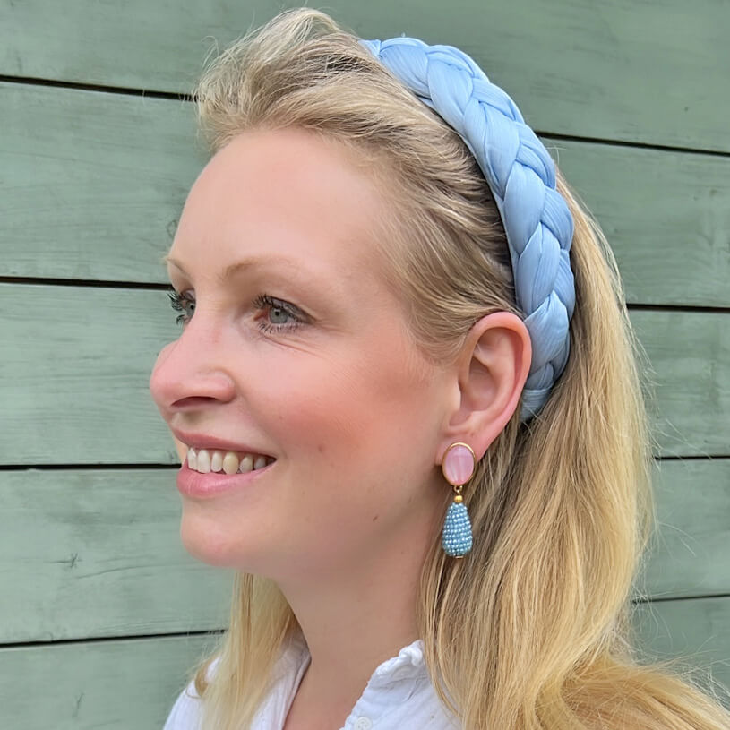 Hellrosane Ohrringe mit glitzerndem hellblauen Tropfen von AmuseToi