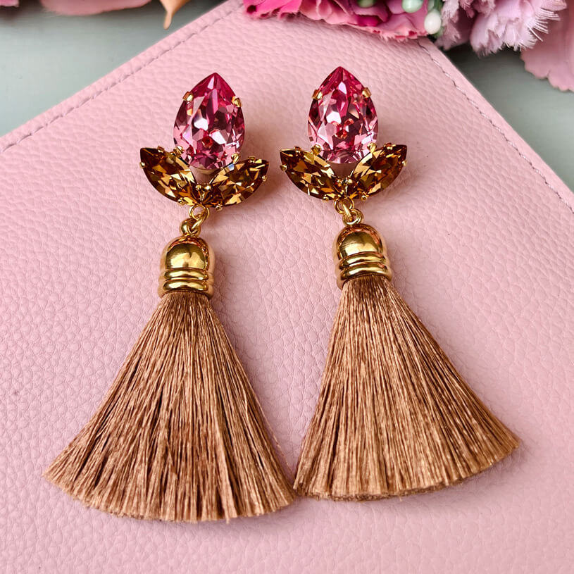 Glitzernde Ohrstecker mit Glas-Kristallen in Rosa und edler Quaste in Beige
