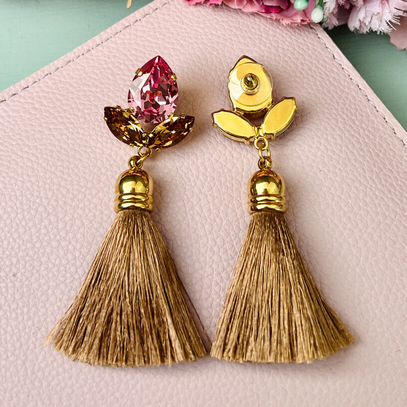 Glitzernde Ohrstecker mit Glas-Kristallen in Rosa und edler Quaste in Beige