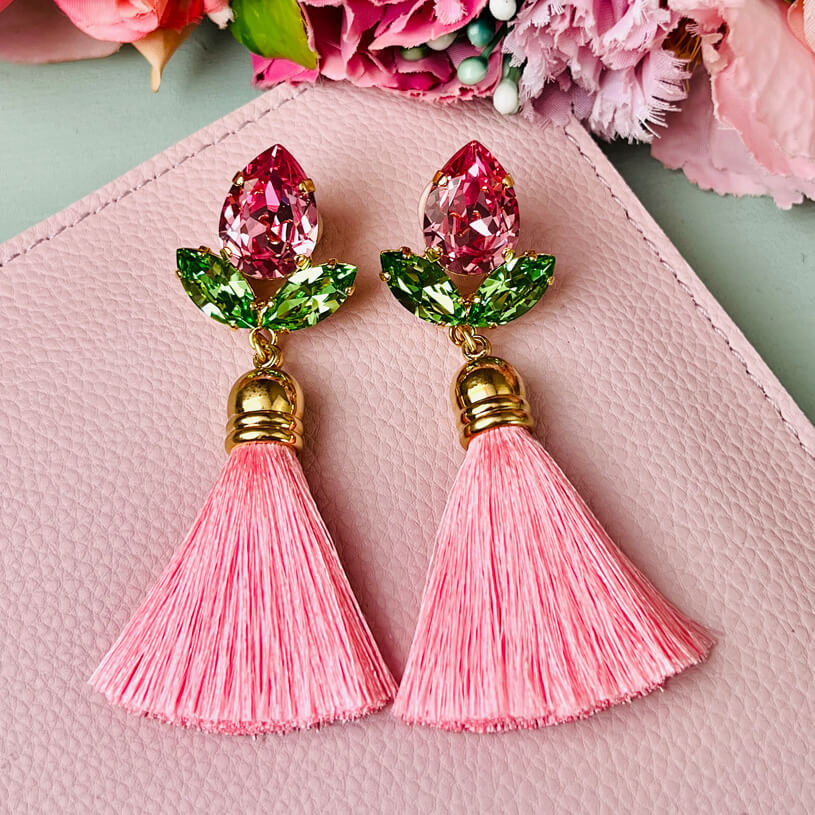 Glitzernde Ohrstecker mit Glas-Kristallen in Rosa und Hellgrün mit edler Quaste in Rosa