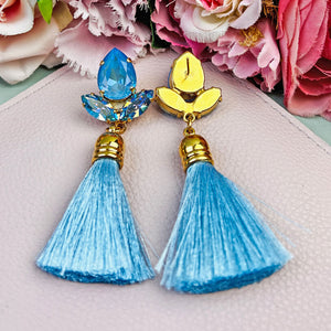 Glitzernde Ohrstecker mit Glas-Kristallen in Hellblau und edler Quaste