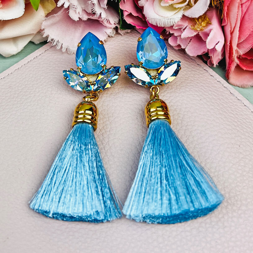 Glitzernde Ohrstecker mit Glas-Kristallen in Hellblau und edler Quaste