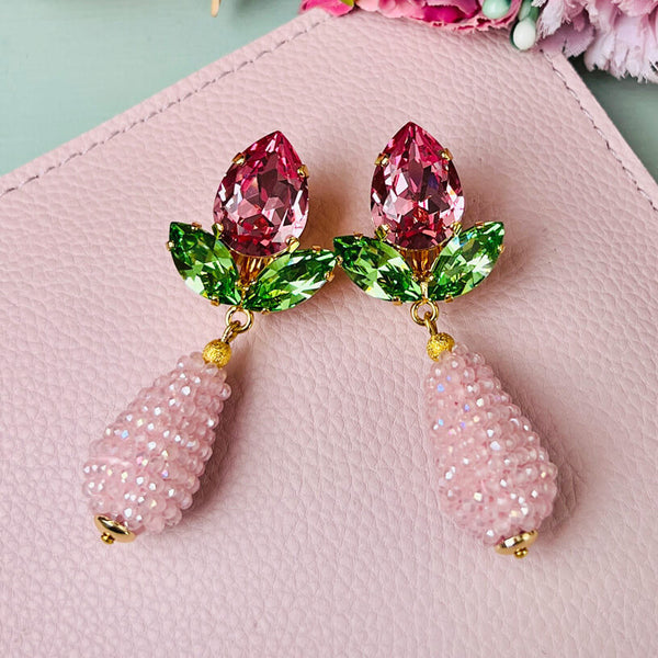 Funkelnde Ohrstecker in Rosa und Grün mit glitzernden Tropfen