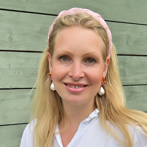 Funkelnde Ohrstecker in Pink und Orange mit federleichten Baumwolltropfen