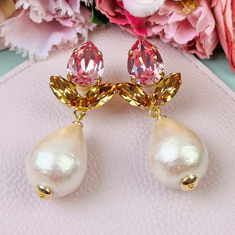Funkelnde Ohrstecker in Rosa und Beige mit federleichten Baumwolltropfen